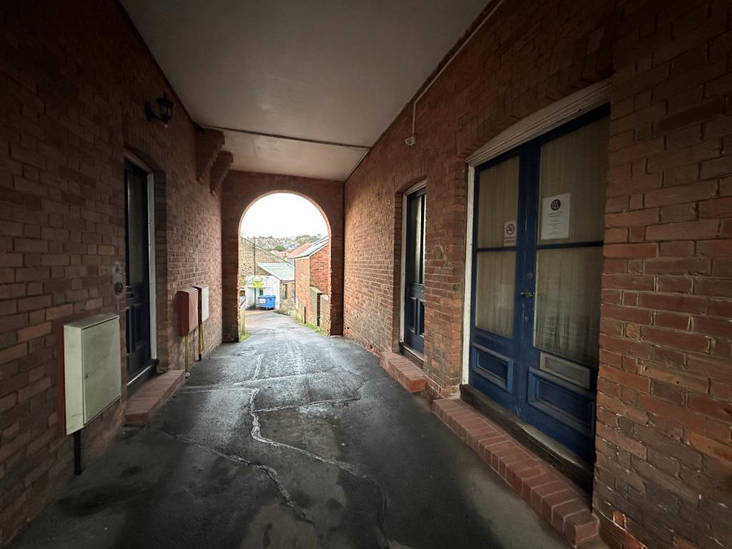 Lot: 37 - SUBSTANTIAL MIXED USE BUILDING WITH POTENTIAL - 